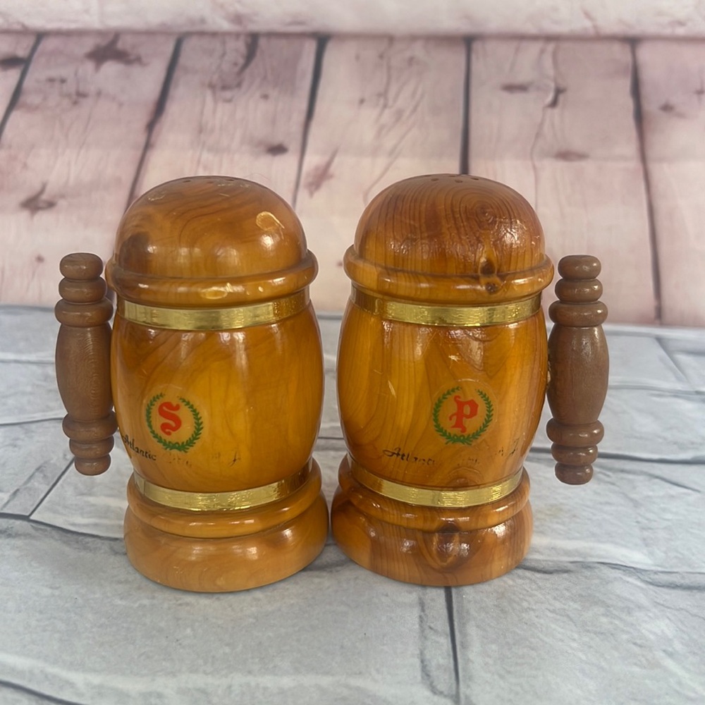 Vintage wooden ATLANTIC CITY NJ SALT & PEPPER BARREL